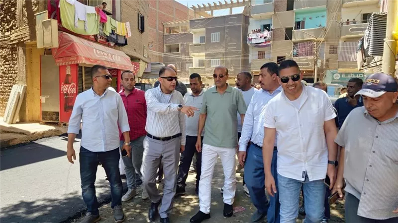 محافظ أسيوط يتابع تطوير شارعي المحطة والري بالقوصية ويتفقد أعمال الرصف