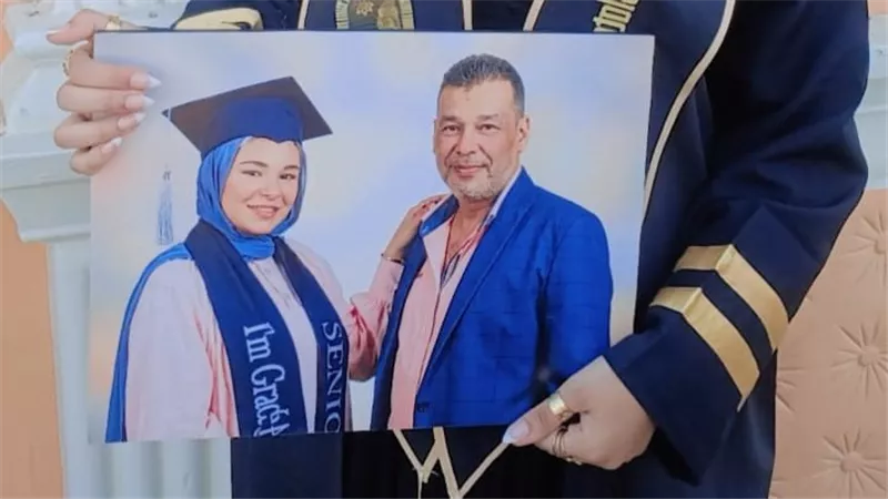 أول تعليق من طالبة الأقصر التي أبكت الملايين بصورة والدها