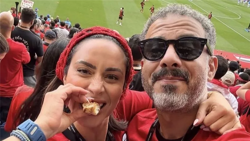 محمد فراج وبسنت شوقي يحتفلان بتأهل مصر لدور الـ 32 بالمونديال من الاستاد