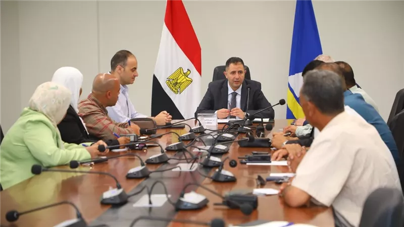 محافظ دمياط يجتمع ونواب رؤساء الوحدات المحلية الجدد عقب اعتماد حركة التنقلات