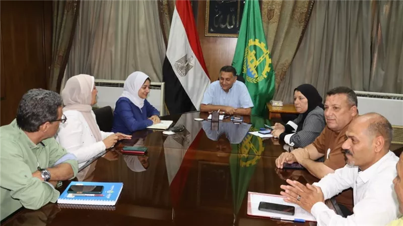 محافظ القليوبية يعقد اجتماعًا تنسيقيًا مع مسؤولي شركة المقاولون العرب 