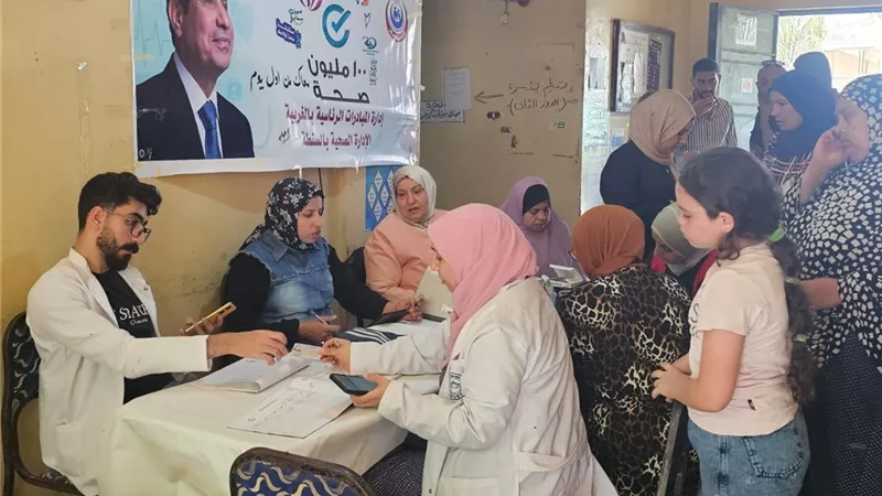 محافظ الغربية يتابع القافلة الطبية بقرية القرشية بمركز السنطة 
