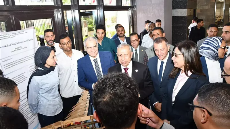 وزيرة الثقافة ومحافظا أسوان والوادي الجديد يتفقدون مشروعات طلاب الآثار والتراث