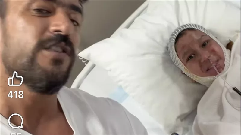 زيارة مؤثرة من أحمد العوضي للطفل يوسف.. بطل أنقذ والدته من النيران