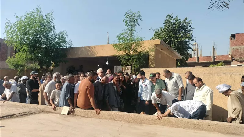 أهالى الشرقية يشيعون الدكتور عمرو حلمى لمثواه الاخير بمقابر العائلة بالشرقية