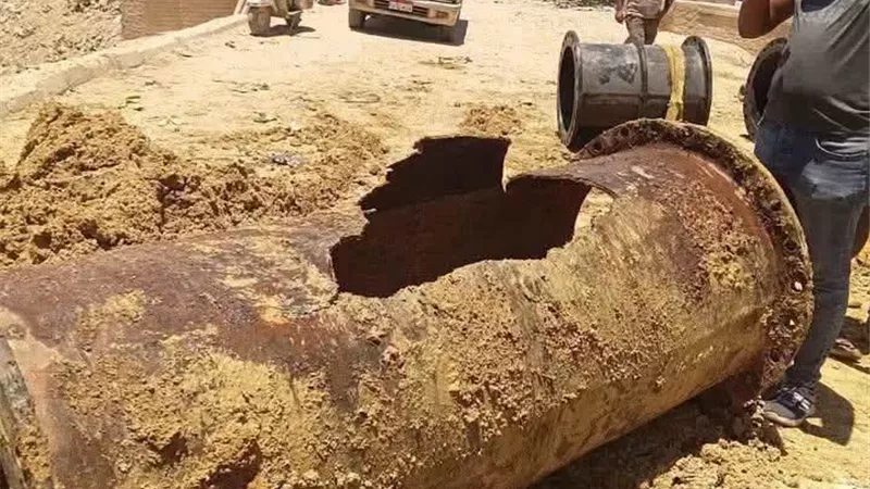 كسر مفاجئ بخط مياه رئيسي يقطع الخدمة عن مناطق واسعة بالسويس