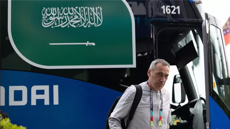 السعودية تبدأ التحرك لإقالة دونيس بعد الوداع المخيب من كأس العالم
