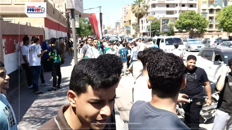 توافد طلاب وطالبات الثانوية العامة بالفيوم على لجان امتحان اللغة العربية 