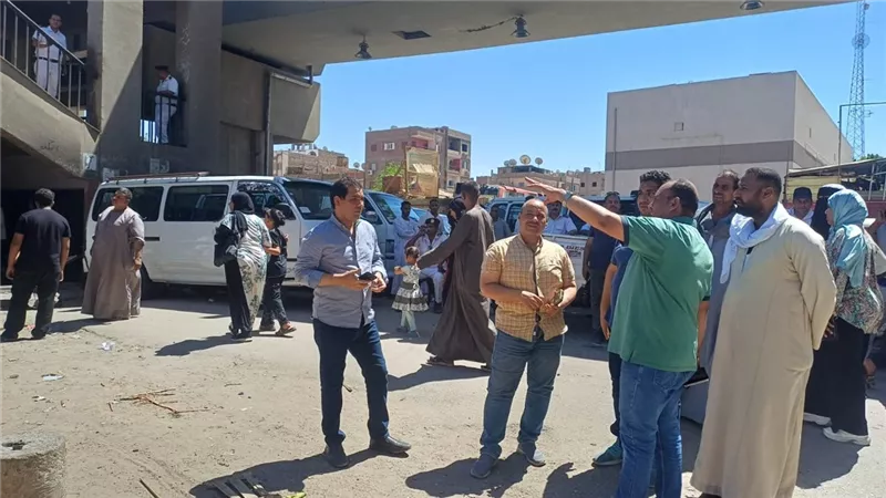 إزالة المحال القديمة بجوار موقف هو بنجع حمادي تمهيدًا لإنشاء بوابة ودورات مياه