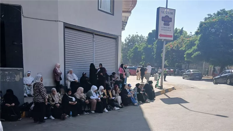 أولياء الأمور ينتظرون أبناءهم.. ترقب وقلق أمام لجان الثانوية العامة
