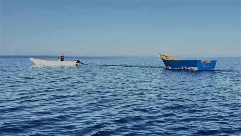 بعد 7 ساعات في البحر.. أب فلسطيني ونجله ينجحان في السباحة من تركيا إلى اليونان