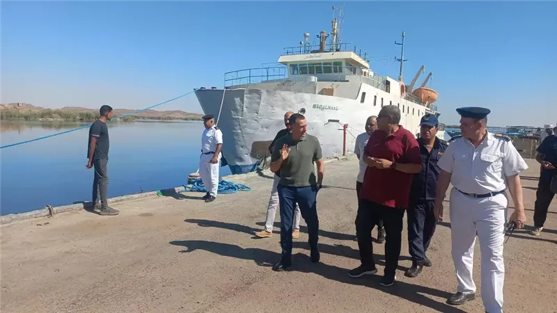 محافظ أسوان يتابع ميدانيًا  تداعيات غرق صندل نهري ومكافحة التلوث ببحيرة ناصر 