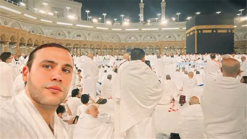 بعد نجاح فيلم صقر وكناريا..  محمد إمام يؤدي مناسك العمرة |صور