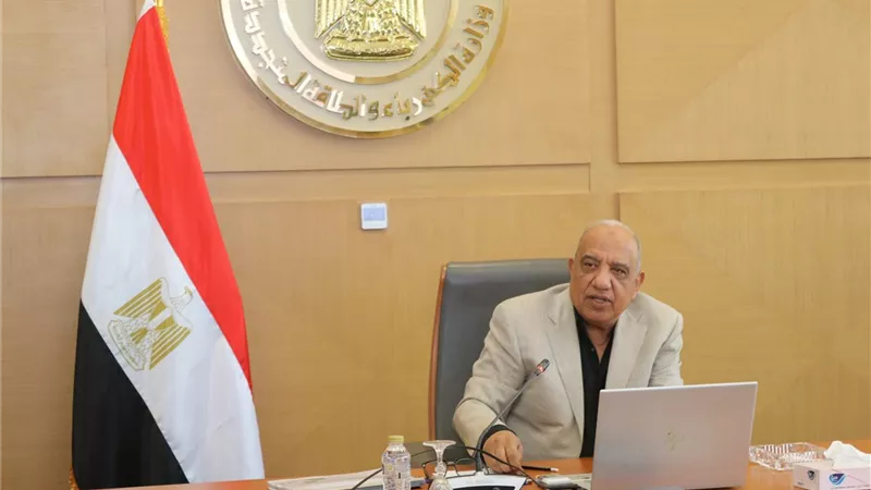 وزير الكهرباء يبحث استغلال الطاقة الشمسية والرياح وفق دراسات علمية