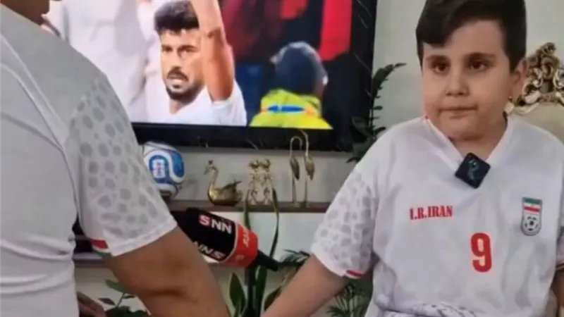 والدك جيشك الوحيد.. أب يشرح مباراة مصر لابنه الكفيف بحب واهتمام