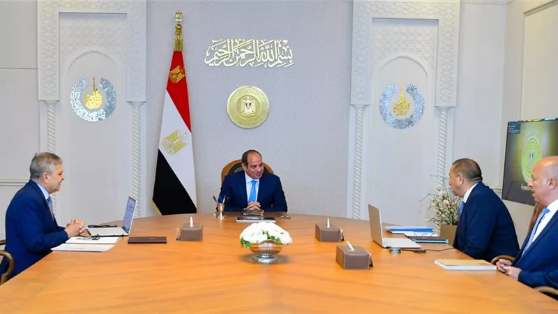 الرئيس السيسي يتابع مع أسامة ربيع معدلات الملاحة بقناة السويس 