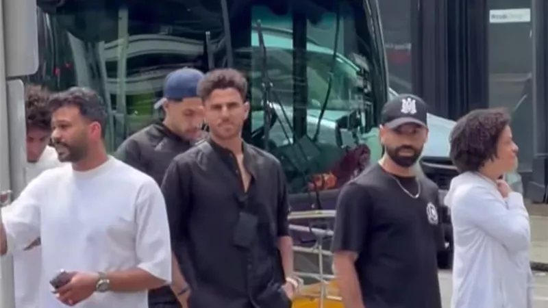الكل عايز يتصور معاه.. جماهير سياتل تلتف حول محمد صلاح بحماس