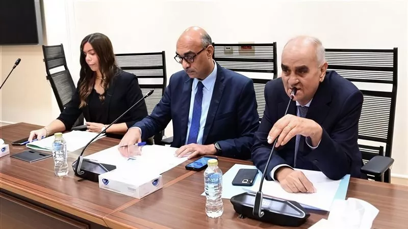 إيهاب منصور: عاملون في جهات حكومية ما زالوا يتقاضون 1200 جنيه شهريًا