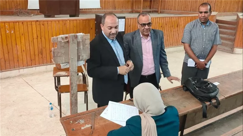 نائب رئيس الجامعة يتفقد سير امتحانات الدراسات العليا بكلية الآداب