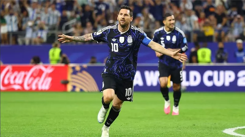 إنفانتينو يهنئ ميسي بعد رقمه التاريخي في كأس العالم 