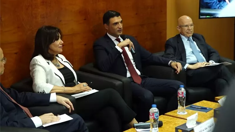 متنكرًا بنظارة سوداء.. وزير الصناعة يكشف مخالفات خطيرة ويثير الجدل