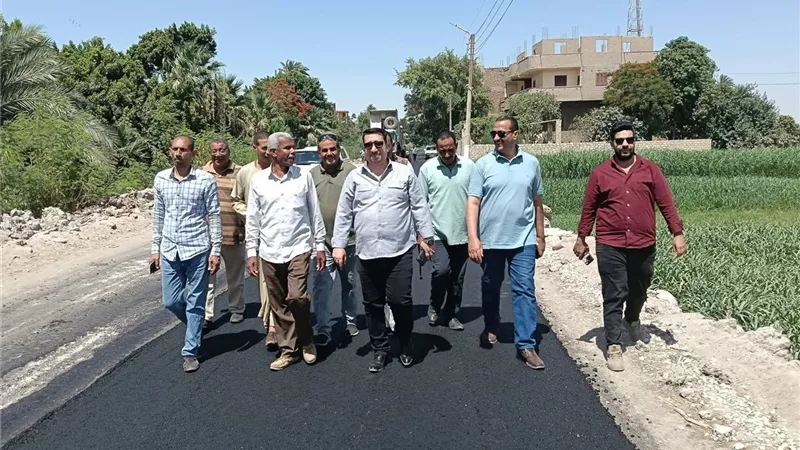 طريق جديد يخدم قرى غرب طهطا.. الشطوري يتابع أعمال الرصف ضمن خطة 2025/2026
