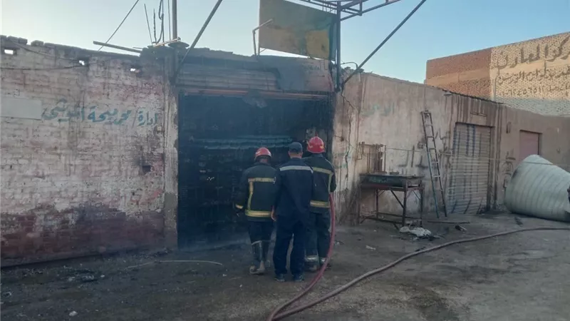 السيطرة على حريق مخزن بالمدينة الصناعية القديمة في السويس واستمرار التبريد