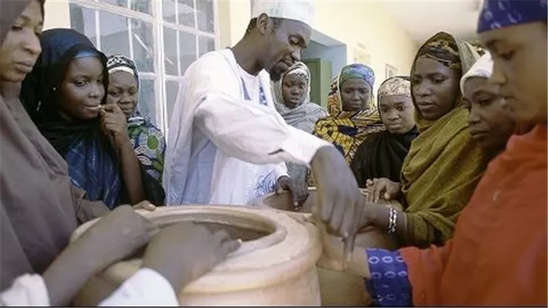 ثلاجة بلا كهرباء.. ابتكار نيجيري يحافظ على الطعام لأكثر من 27 يومًا