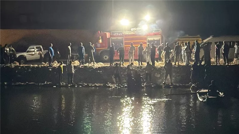 سقوط سيارة ربع نقل في ترعة المريوطية نتيجة اصطدامها بتوك توك