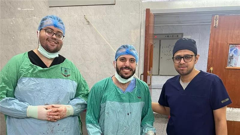 فريق طبي بمستشفيات جامعة أسيوط ينجح في استئصال ورم مبيضي ضخم لسيدة خمسينية