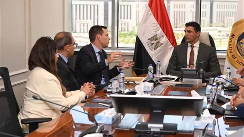 وزير الصناعة يبحث مع 