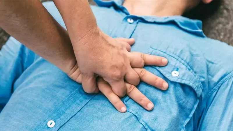 قد يصيب الشباب دون إنذار.. علامات توقف القلب المفاجئ لا تتجاهلها