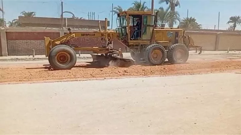 حي الجناين يواصل تمهيد طريق قرية عامر ورفع المخلفات بطريق السويس – الإسماعيلية