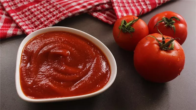 أحد أشهر مكونات المطبخ.. خبراء يتحدثون عن فوائد واضرار الكاتشب