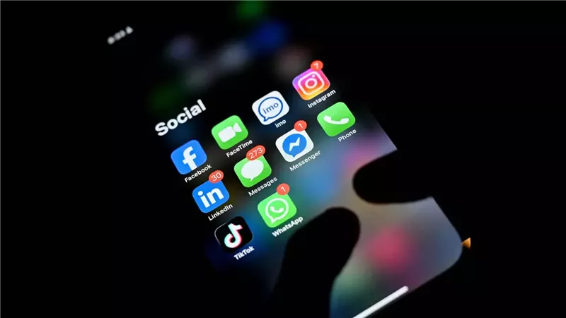 خبير تكنولوجيا يحذر من التريندات المصطنعة وتأثيرها على الرأي العام