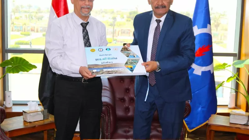 محافظ السويس يتسلم أول مجموعة من دفتر 