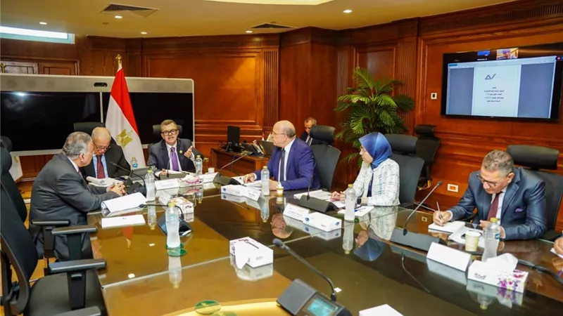 وزير التخطيط يترأس اجتماع لجنة الاستثمار بنك الاستثمار القومي