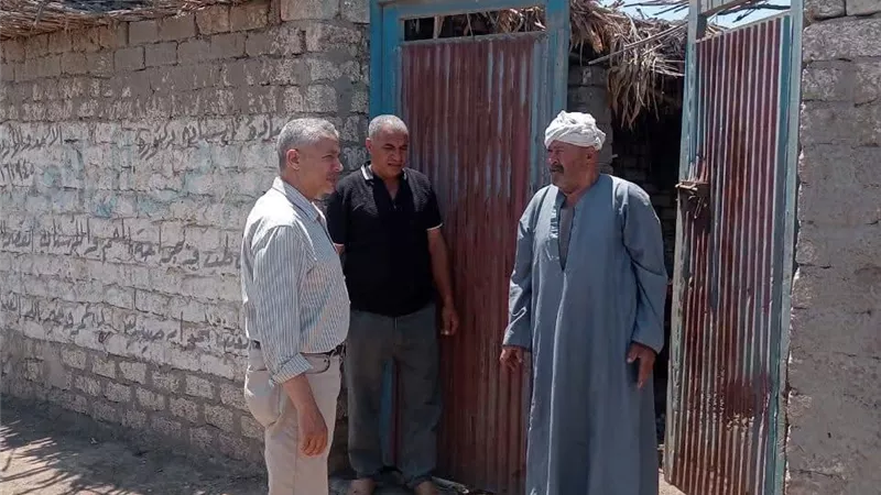 استمرار حملات طرق الأبواب بقرى كوم حمادة لتوعية المواطنين بملف التصالح