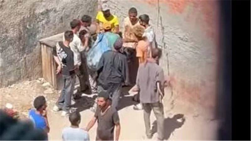 سوق مخدرات علني في شوارع أكتوبر وطوابير المتعاطين تثير الجنون (فيديو)