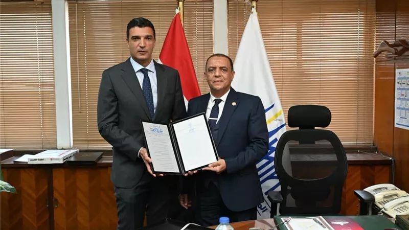 وزير الصناعة يتفقد 