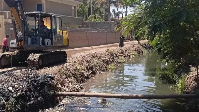 متابعة أعمال تطهير المجاري المائية ورفع تراكمات القمامة بنطاق مركز كوم حمادة