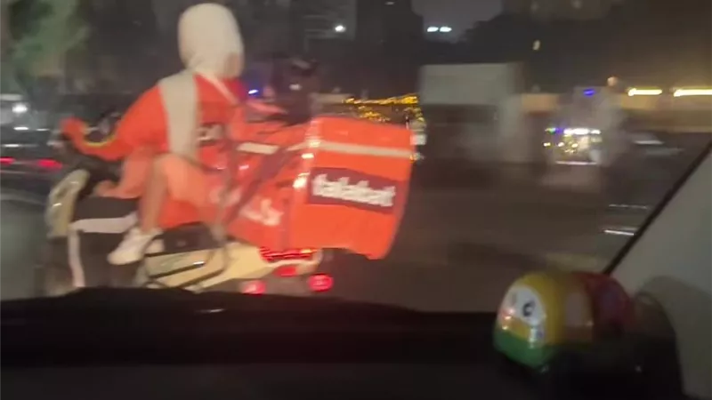 كفاح لا يعرف المستحيل.. سيدة دليفري تقدم درسا في الصبر والإصرار