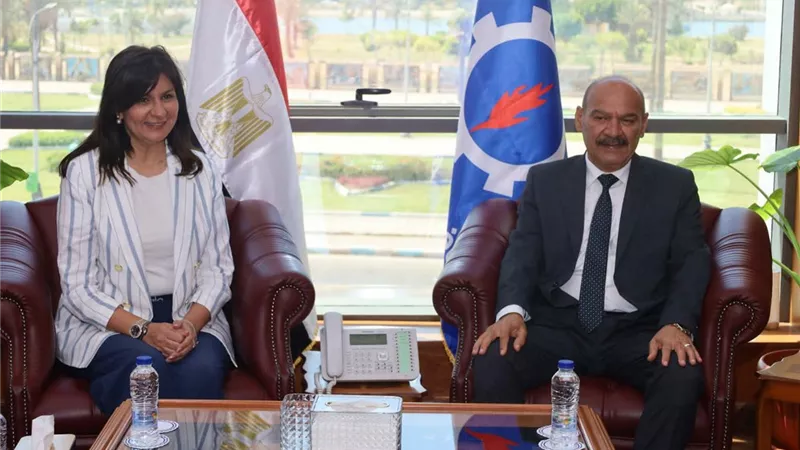 محافظ السويس يبحث مع السفيرة نبيلة مكرم تعزيز التعاون لدعم العمل الأهلي 