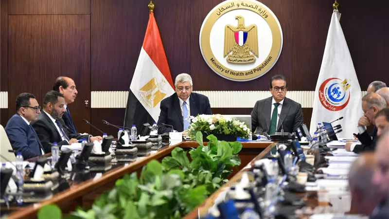 خالد عبدالغفار يبحث خطط تطوير «فاكسيرا» وتوسيع إنتاج اللقاحات