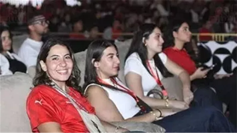 7 أفكار عصرية لتنسيق تيشيرتات الأندية.. إطلالة أنيقة للمشجعات في الفان زون