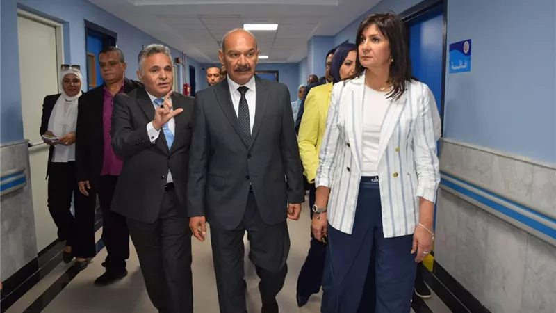 محافظ السويس ونبيلة مكرم يتفقدان مستشفى السويس الجامعي قبل الافتتاح