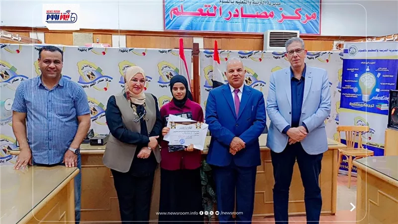 لفتة تحفيزية مميزة.. مدير تعليم الفيوم يكرم أوائل الشهادة الإعدادية 2026