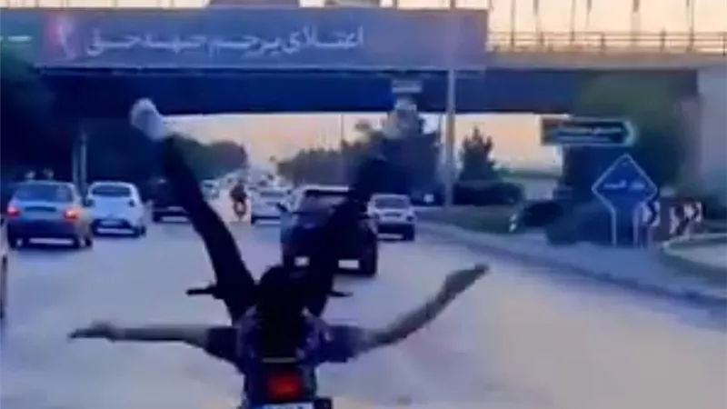 بسرعة جنونية واستعراض مرعب.. راكب موتوسيكل يثير الذعر على الطريق السريع