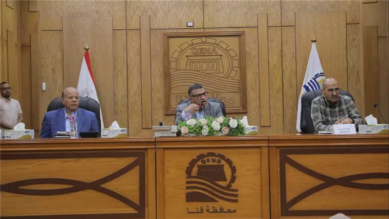 محافظ قنا يبحث 260 شكوى وطلبًا خلال اليوم المفتوح للمواطنين