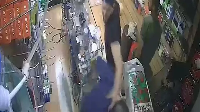 خلاف على وصلة شاحن يتحول لاعتداء داخل محل هواتف بحدائق القبة | فيديو